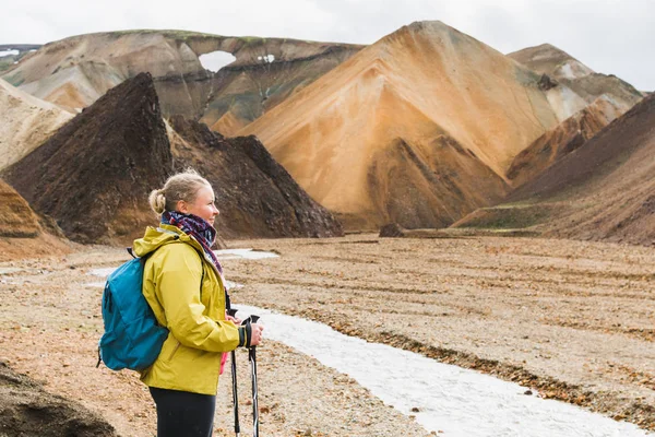 Жінка Походи Барвисті Гори Національного Парку Landmannalaugar Ісландія — стокове фото