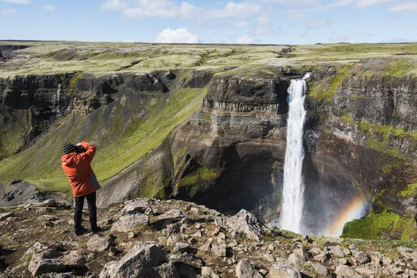 Fotógrafo Fotografando Cachoeira Haifoss Islândia — Fotografia de Stock