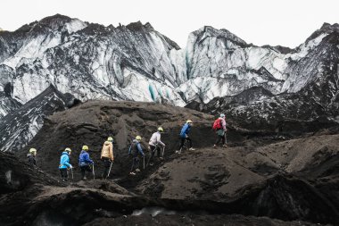 Myrdalsjokull, İzlanda - Ağustos 2018: Solheimajokull Buzulu, İzlanda üzerinde rehberli tur için başlık turist Grup.