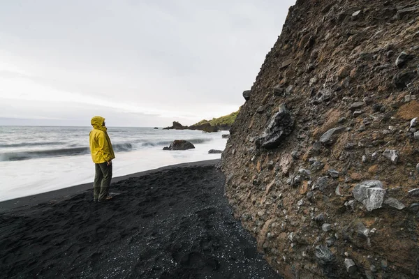 Jovem Mulher Capa Amarela Praia Areia Negra Lava Vik Islândia — Fotografia de Stock