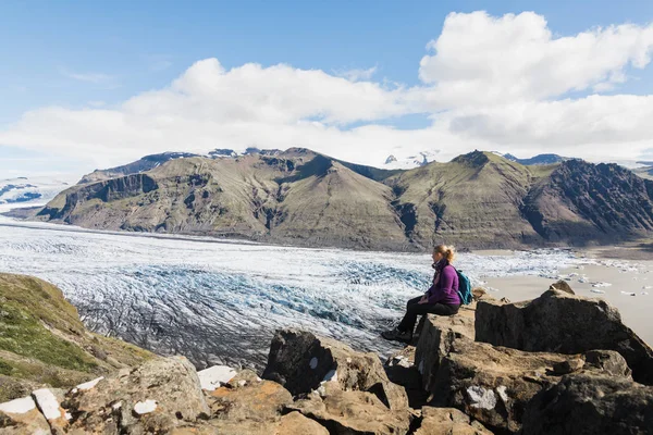 Γυναίκα Που Κάθεται Στα Βράχια Θέα Skaftafellsjokull Μέρος Του Vatnajokull — Φωτογραφία Αρχείου
