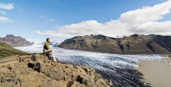 Hombre Sentado Rocas Con Vistas Skaftafellsjokull Parte Del Glaciar Vatnajokull — Foto de Stock