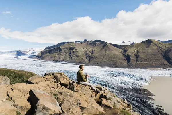 Людина Сидить Скелях Видом Skaftafellsjokull Частиною Ватнайокутль Національному Парку Скафтафетль — стокове фото