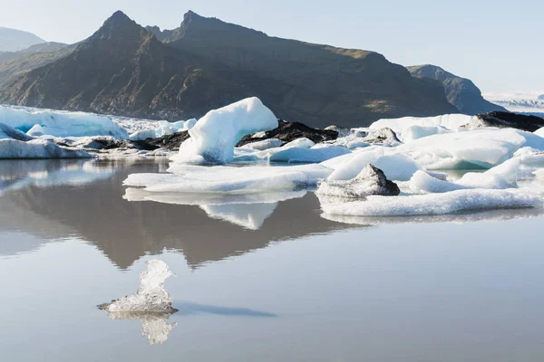 フローティングと Fjallsarlon ラグーン アイスランドの融解氷 前景に氷のかけらを形 — ストック写真