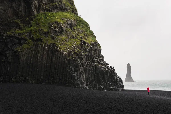 Woman Red Raincoat Taking Pictures Black Basalt Columns Black Sand — Stock Photo, Image