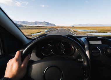 Sürücü koltuğunda Güney İzlanda, sahil yolu üzerinde göster.