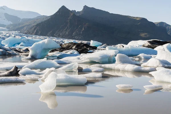フローティングと Fjallsarlon ラグーン アイスランドの融解氷 前景に氷のかけらを形 — ストック写真