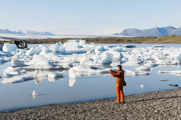 Fjallsarlon Islandia Sierpień 2018 Człowiek Orange Kurtka Fotografowanie Pływającego Lodu — Zdjęcie stockowe