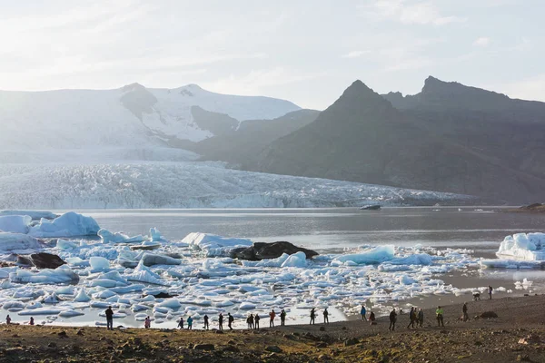 Fjallsarlon 2018年8月 日落时走在 Vatnajokull 冰川泻湖岸边的人们 — 图库照片