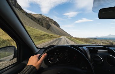 Sürücü koltuğunda Güney İzlanda, sahil yolu üzerinde göster.