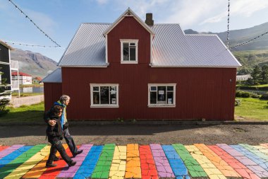 Seydisfjordur, İzlanda - Ağustos 2018: geniş açı objektif atış yere boyalı bir gökkuşağı ile şehrin ana caddesi.