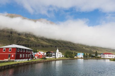 Seydisfjordur, İzlanda - Ağustos 2018: su manzaralı eski şehir ahşap evlerin.