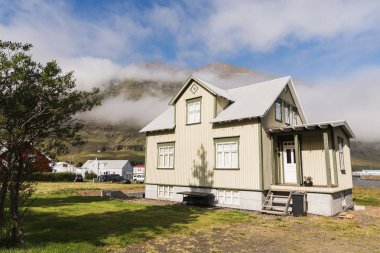 Seydisfjordur, İzlanda - Ağustos 2018: otantik İzlanda konut ev. Geniş açı lens shot, güneşli gün.