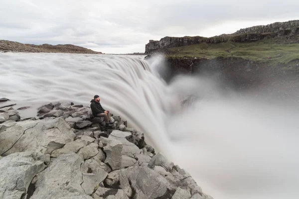 Homem Sentado Borda Penhasco Lado Cachoeira Dettifoss Parque Nacional Vatnayokull — Fotografia de Stock