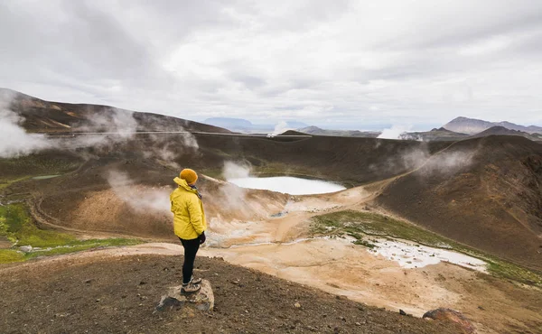 Vrouw Gele Regenjas Staande Het Water Gevuld Krater Van Vulkaan — Stockfoto