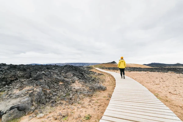 Vrouw Gele Regenjas Wandelen Krafla Vulkaan Lava Veld Rond Leirhnjukur — Stockfoto