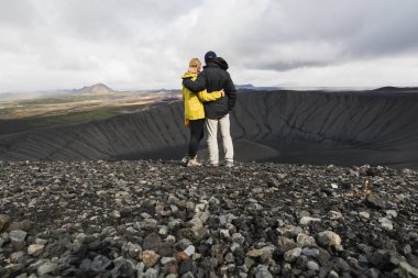 Genç çift ayakta Hverfjall alanında Myvatn, İzlanda yanardağ krater.