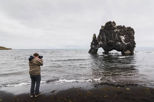 Hvitserkur Iceland August 2018 Photographer Taking Picture Rhino Rock — Stock Photo, Image