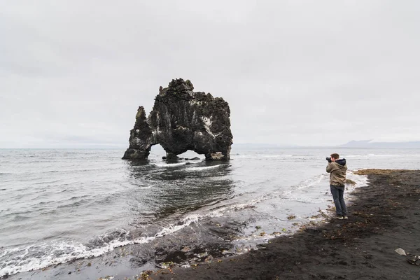 Hvitserkur Iceland August 2018 Photographer Taking Picture Rhino Rock — Stock Photo, Image