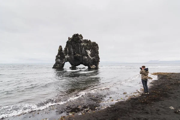 Hvitserkur Icelândia Agosto 2018 Fotógrafo Fotografando Rocha Rinoceronte — Fotografia de Stock