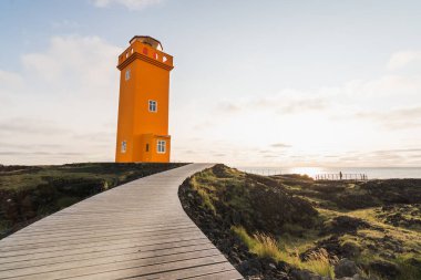 Snaefellsnes, İzlanda - Ağustos 2018: görünümü üzerinde turuncu kule, Svortuloft deniz feneri.