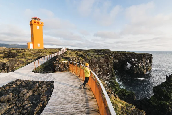 Mulher Capa Amarela Observando Pôr Sol Farol Svortuloft Snaefellsnes Peninsular — Fotografia de Stock