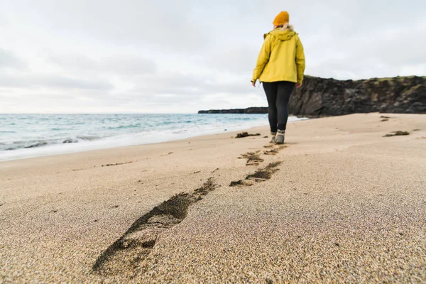 Menina Capa Chuva Amarela Andando Areia Praia Skardsvik Pôr Sol — Fotografia de Stock