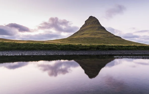 Kirkjufell Dağ Günbatımı Snaefellsnes Yarımadası Zlanda Sudaki Yansıması — Stok fotoğraf