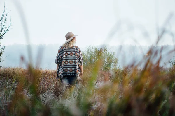 Mulher Chapéu Feltro Abas Largas Poncho Autêntico Grama Marrom Alta — Fotografia de Stock