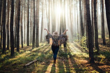 Şapka ve otantik panço ayakta sisli çam ağacı orman çapında ekledi kadında hissettim