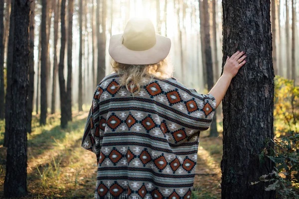 Mulher Chapéu Feltro Abas Largas Poncho Autêntico Uma Floresta Pinheiros — Fotografia de Stock