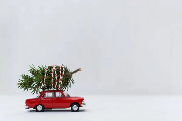 Coche de juguete rojo con un árbol de Navidad en el techo — Foto de Stock