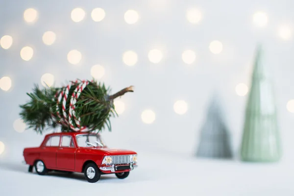 Coche de juguete rojo con un árbol de Navidad en el techo — Foto de Stock