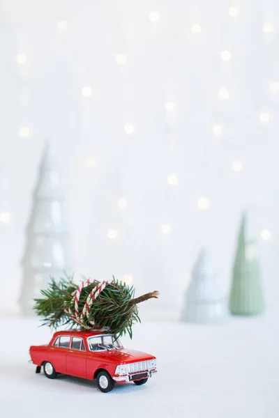 Coche de juguete rojo con un árbol de Navidad en el techo — Foto de Stock