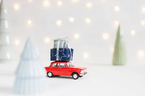 Coche Juguete Rojo Con Regalos Navidad Techo Guirnalda Bokeh Fondo — Foto de Stock