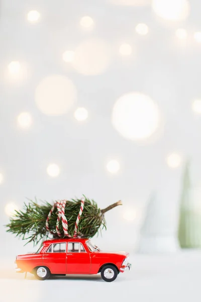 Coche Juguete Rojo Con Árbol Navidad Techo Guirnalda Bokeh Fondo — Foto de Stock