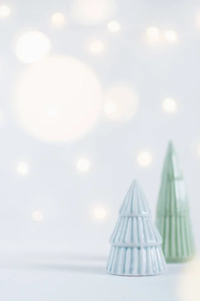 Estatuillas Árbol Navidad Juguete Cerámica Con Guirnalda Bokeh Sobre Fondo — Foto de Stock