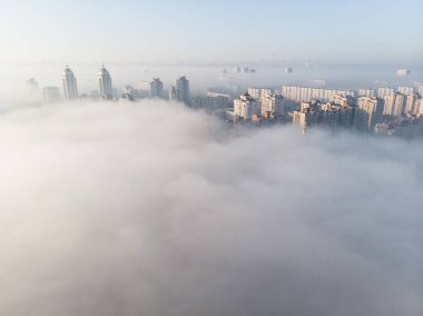 Şehrin havadan görünümü ile kalın sis kaplı. Kyiv, Ukrayna