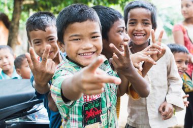 Sauraha, Nepal - Nisan 2015: barış işareti Chitwan Milli Parkı içinde gösterilen Nepalce çocuk portresi.