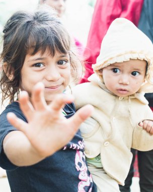 Sauraha, Nepal - Nisan 2015: Chitwan Milli Parkı ellerinde yılında Nepal kız portresi.