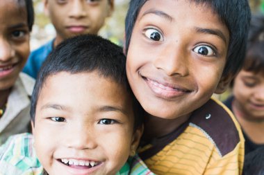 Sauraha, Nepal - Nisan 2015: Nepal çocuklar Chitwan Milli Parkı kamerada bakarak portresi.