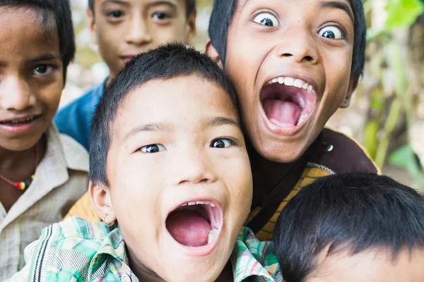 Sauraha, Nepal - Nisan 2015: Nepal çocuklar Chitwan Milli Parkı kamerada bakarak portresi.