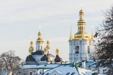 Kiev, Ukrayna - Kasım 2018: Kiev Pechersk Lavra manastırı yaldızlı kilise kubbeleri üzerinden görünüm.