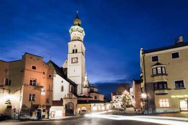 Hall In Tirol, Avusturya - Aralık 2018: kasaba eski Merkezi gece görünümü.