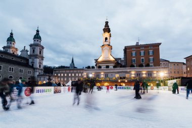 Salzburg, Avusturya - Aralık 2018: insanlar eski şehir Noel pazarı buz pistinde buz pateni.