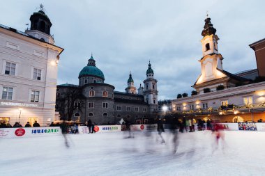 Salzburg, Avusturya - Aralık 2018: insanlar eski şehir Noel pazarı buz pistinde buz pateni.