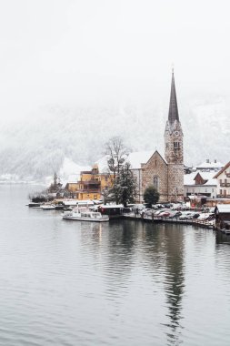 Hallstatt, Avusturya - Aralık 2018: Evangelische Pfarrkirche ve old town göle bakmaktadır kışın adlı üzerinden görünüm. Dikey yönlendirme.