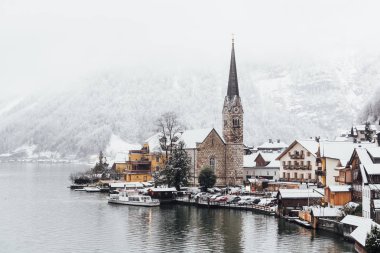 Hallstatt, Avusturya - Aralık 2018: Evangelische Pfarrkirche ve old town göle bakmaktadır kışın adlı üzerinden görünüm.
