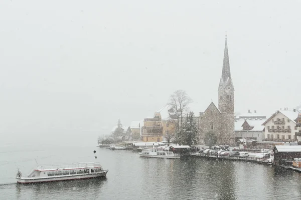 Hallstatt Austria Diciembre 2018 Ferry Del Lago Acerca Evangelische Pfarrkirche — Foto de Stock
