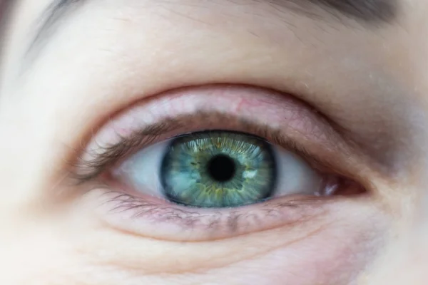 Close-up em jovem mulher verde olho aberto — Fotografia de Stock